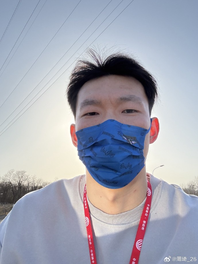 悠閑！周琦騎京牌電動車出行：太陽出來了 開京牌兜兜風(fēng)！