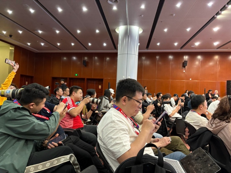 萬(wàn)眾矚目！記者擠滿國(guó)足賽前新聞發(fā)布廳，賽場(chǎng)記者預(yù)計(jì)超300人