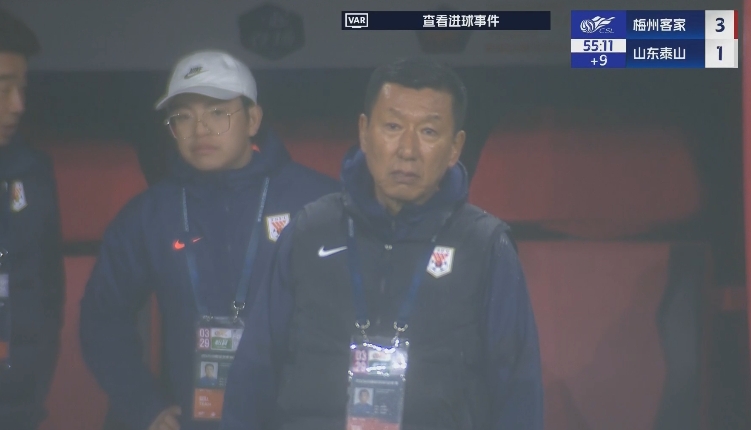 半場1-3落后遞補隊！場邊的崔康熙表情焦急