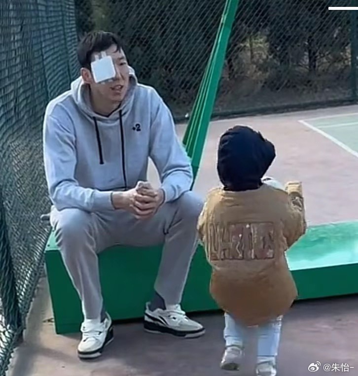顧家好男人！記者曬出周琦手術(shù)后回歸家庭帶娃照片