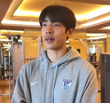 朱鵬宇：現(xiàn)在一邊踢球一邊上大學(xué)網(wǎng)課 大家說我挺像哈弗茨